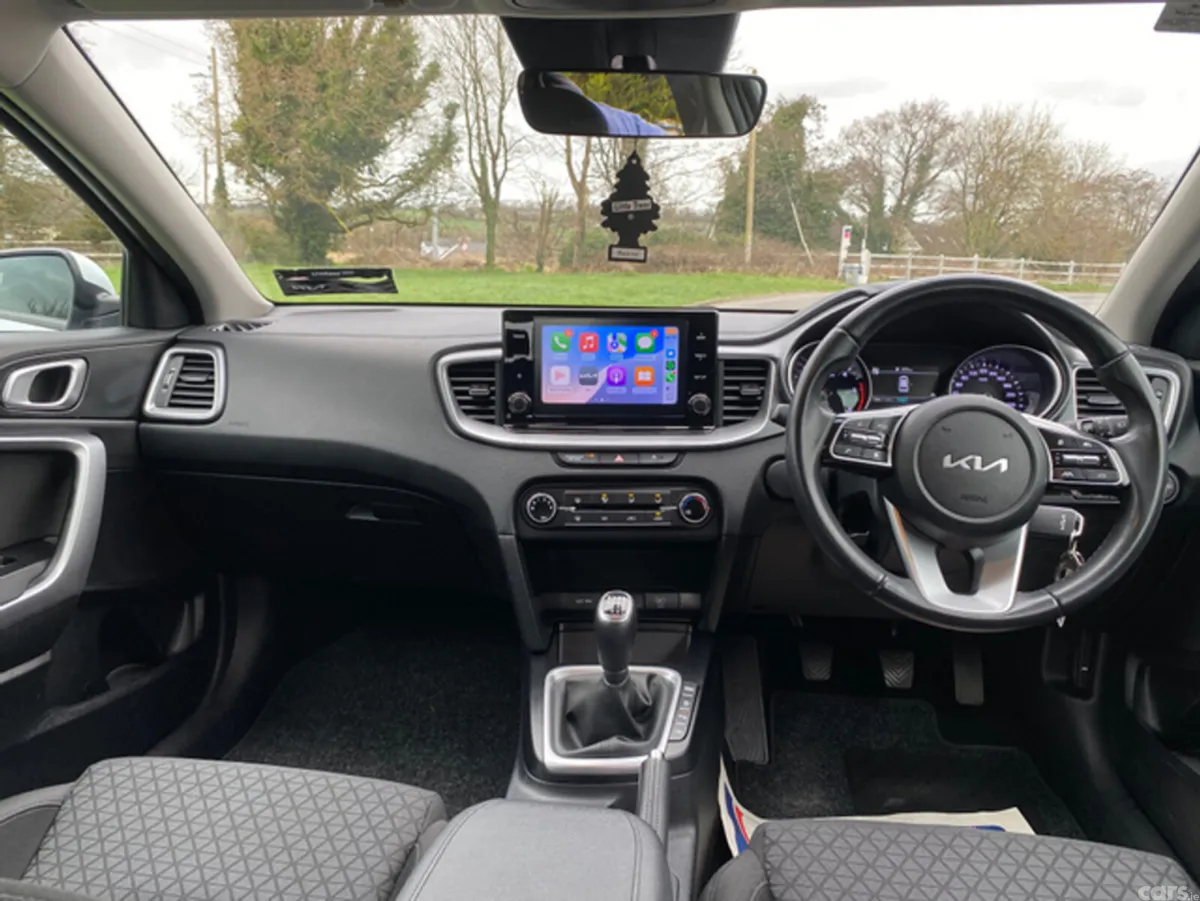Kia Ceed Hatchback, Diesel Hybrid, 2023, White