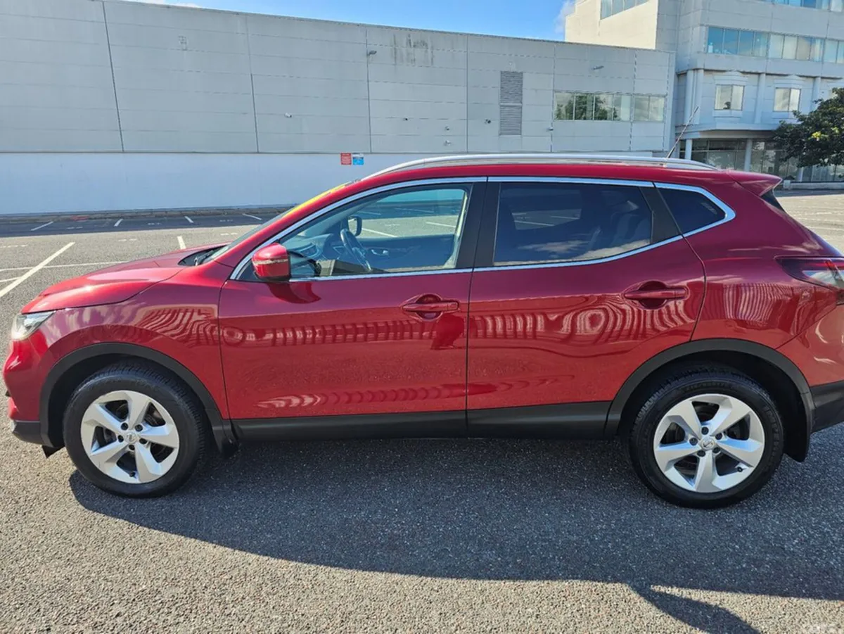 Nissan Qashqai MPV, Diesel, 2021, Red