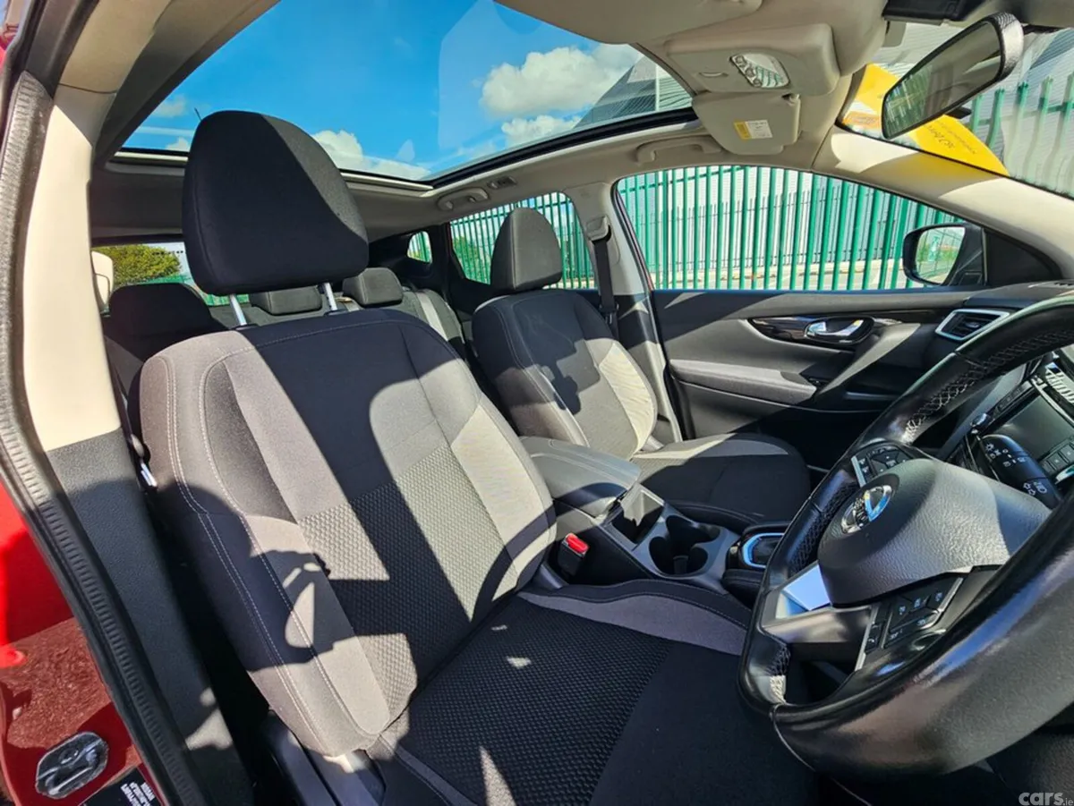 Nissan Qashqai MPV, Diesel, 2021, Red