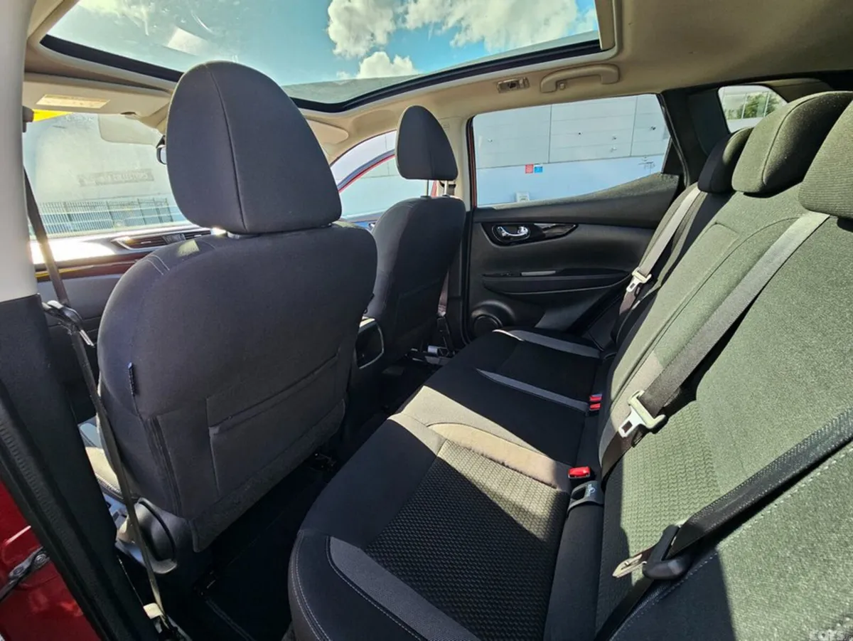 Nissan Qashqai MPV, Diesel, 2021, Red