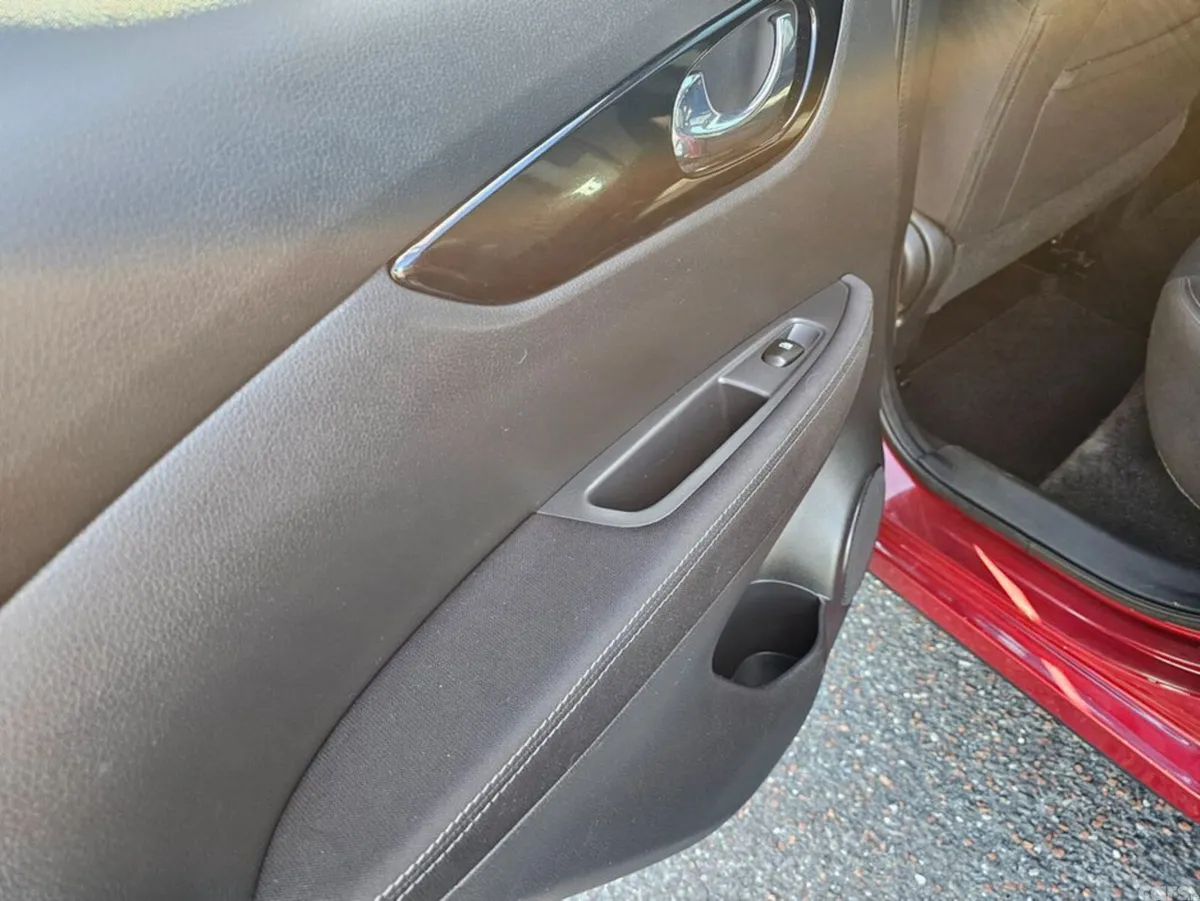Nissan Qashqai MPV, Diesel, 2021, Red