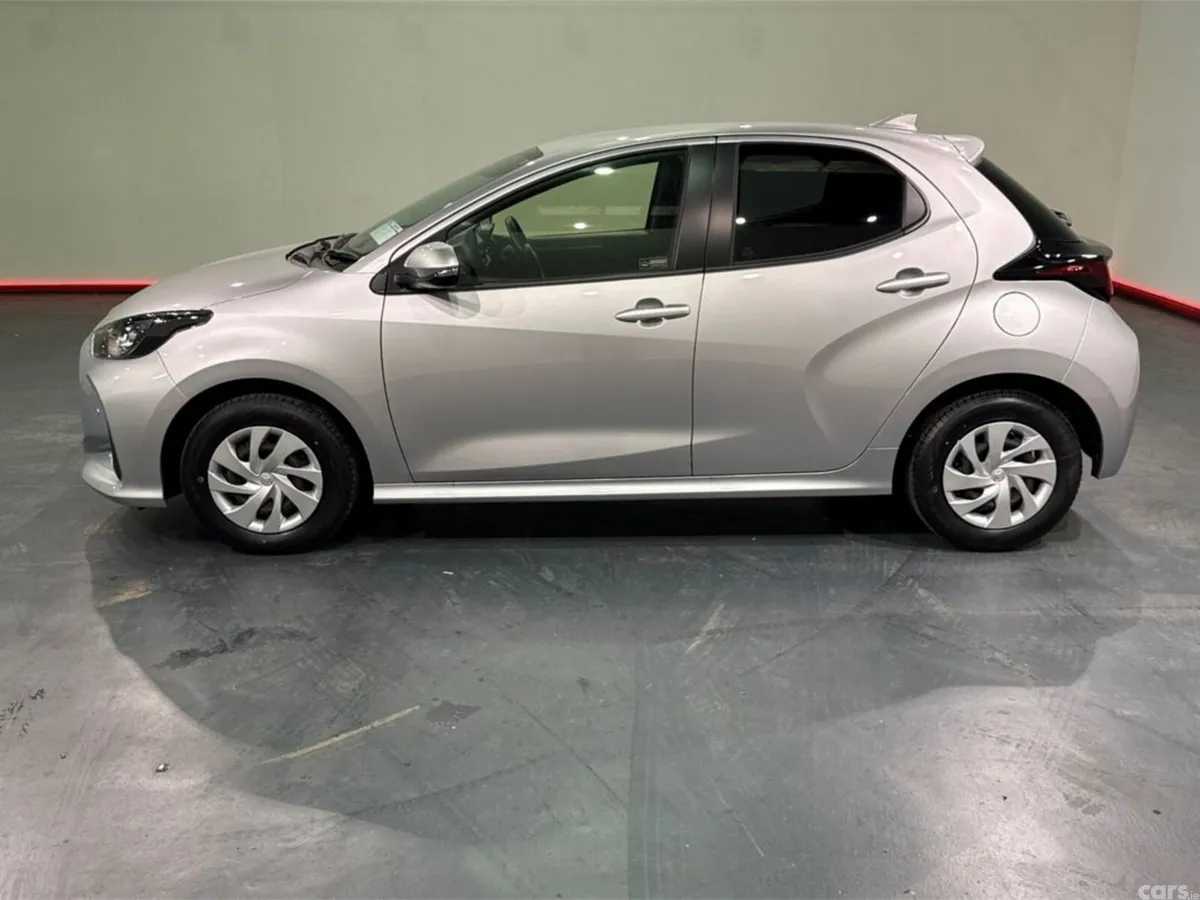 Toyota Yaris Hatchback, Petrol Hybrid, 2024, Silver