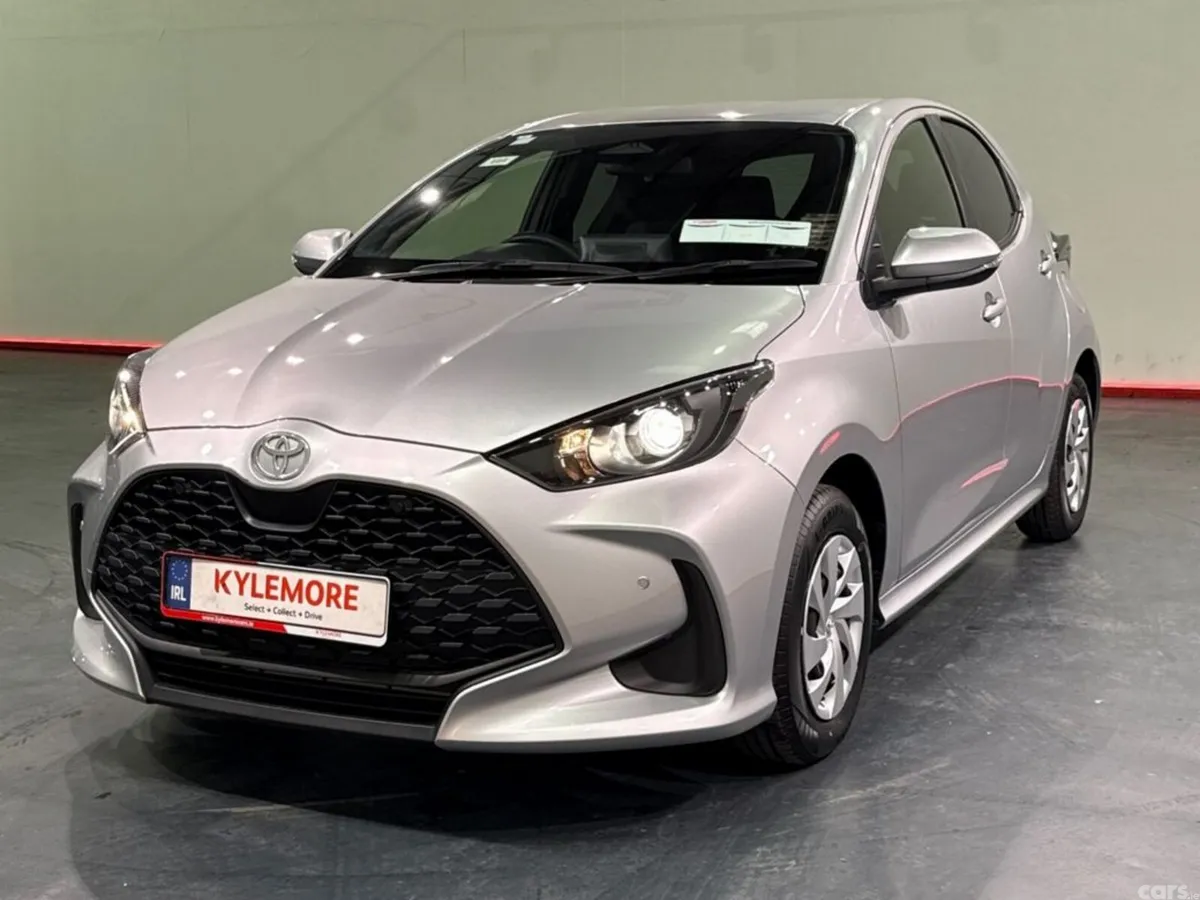 Toyota Yaris Hatchback, Petrol Hybrid, 2024, Silver