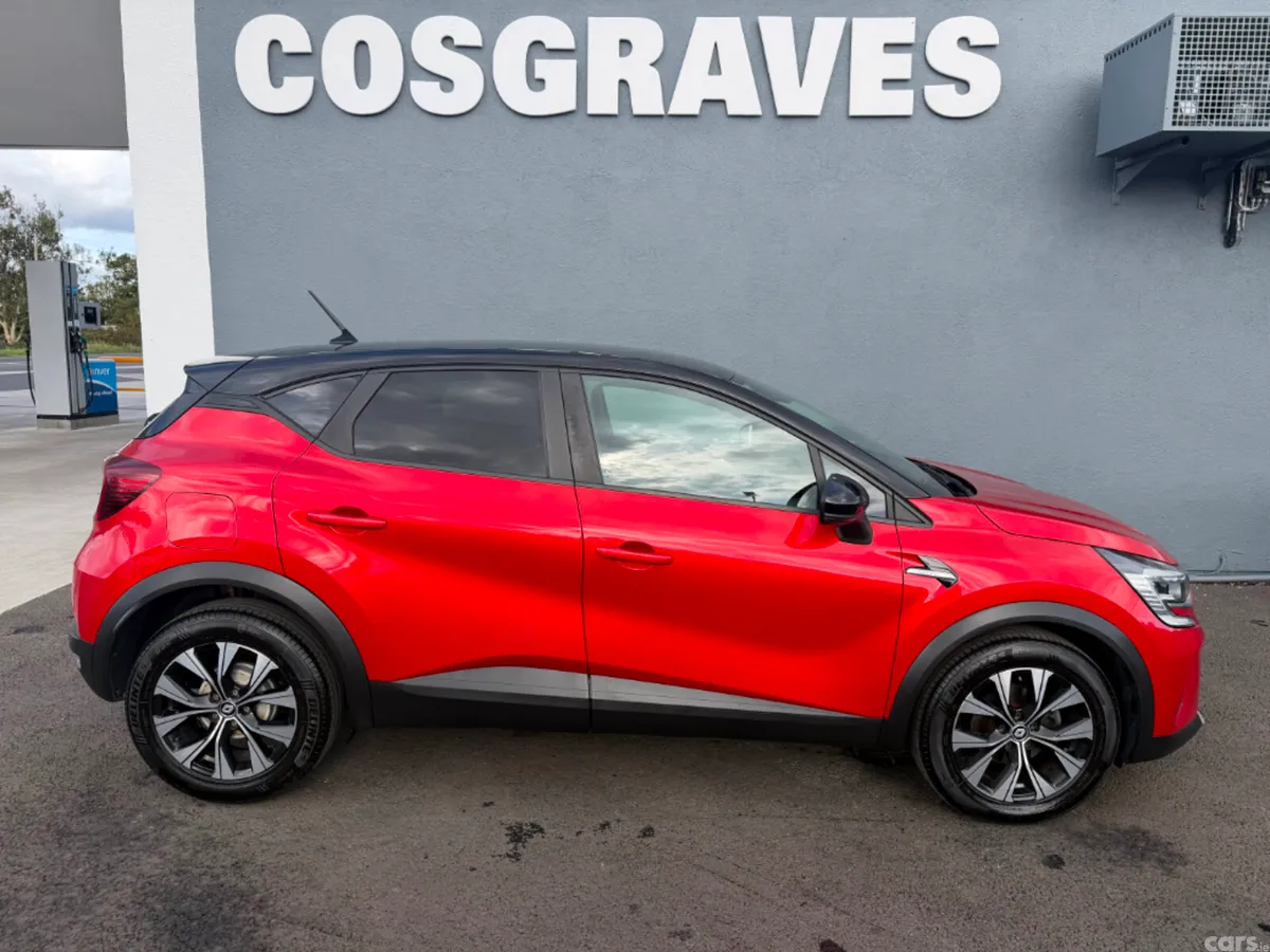 Renault Captur MPV, Petrol, 2022, Red
