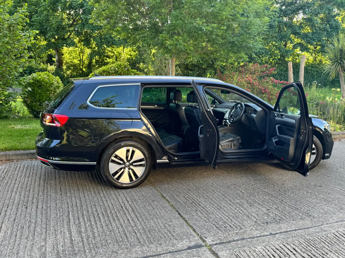 Volkswagen Passat Estate, Petrol Plug-in Hybrid, 2022, Black