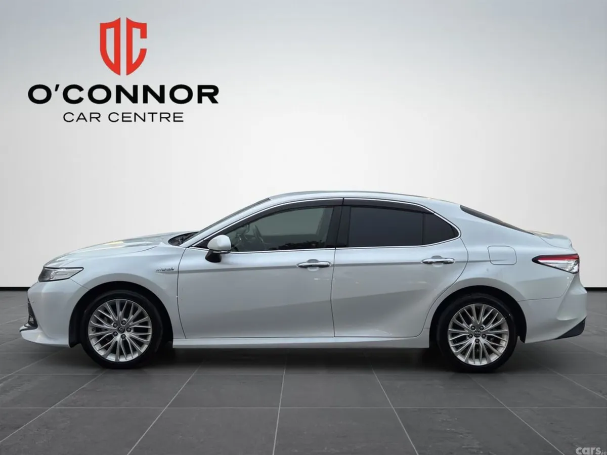 Toyota Camry Saloon, Petrol Hybrid, 2018, White
