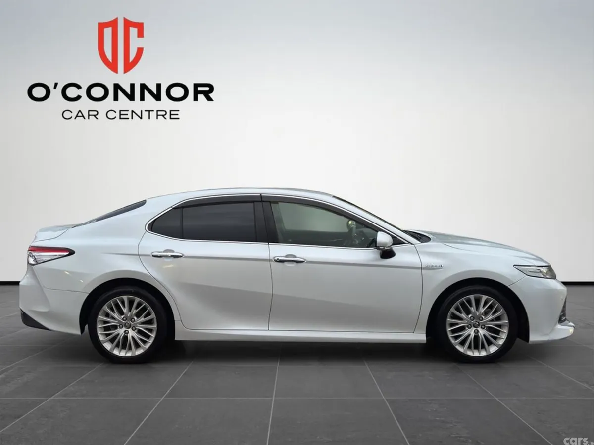 Toyota Camry Saloon, Petrol Hybrid, 2018, White