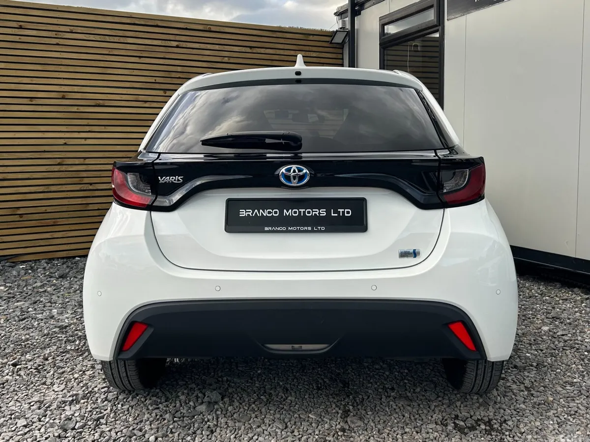 Toyota Yaris Hatchback, Petrol Hybrid, 2021, White