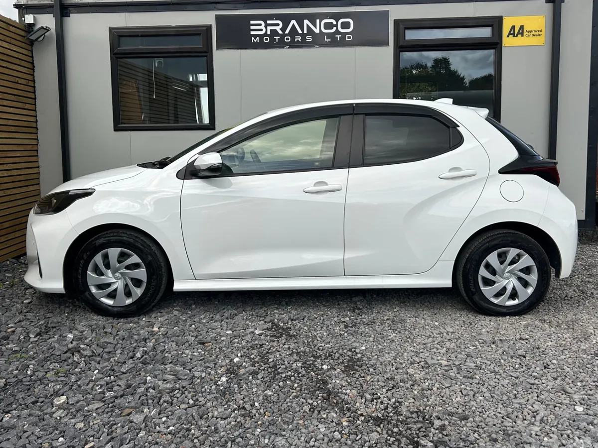 Toyota Yaris Hatchback, Petrol Hybrid, 2021, White
