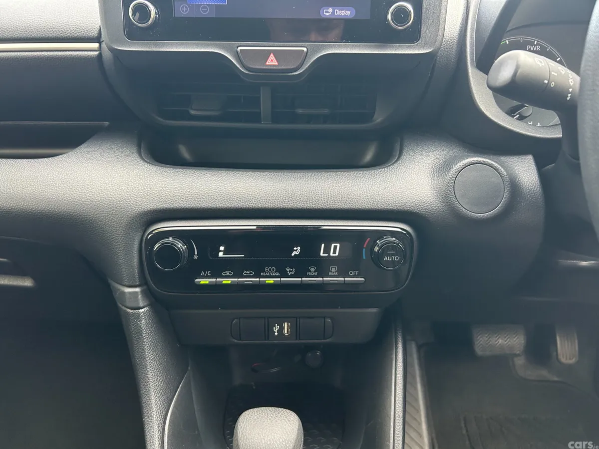 Toyota Yaris Hatchback, Petrol Hybrid, 2021, White