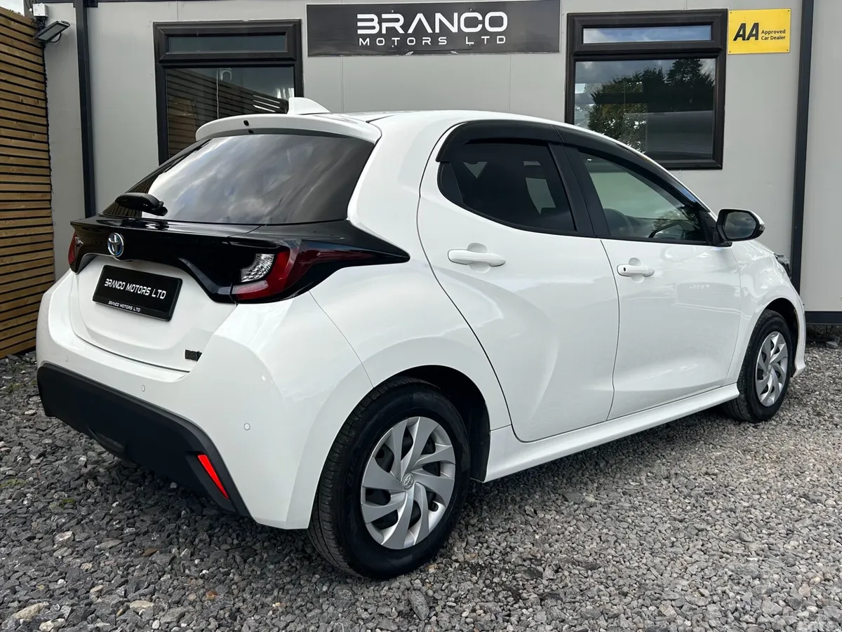 Toyota Yaris Hatchback, Petrol Hybrid, 2021, White