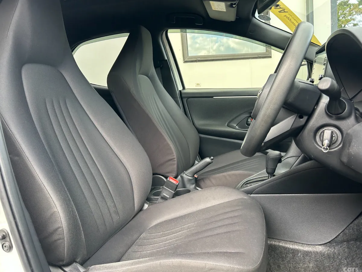 Toyota Yaris Hatchback, Petrol Hybrid, 2021, White