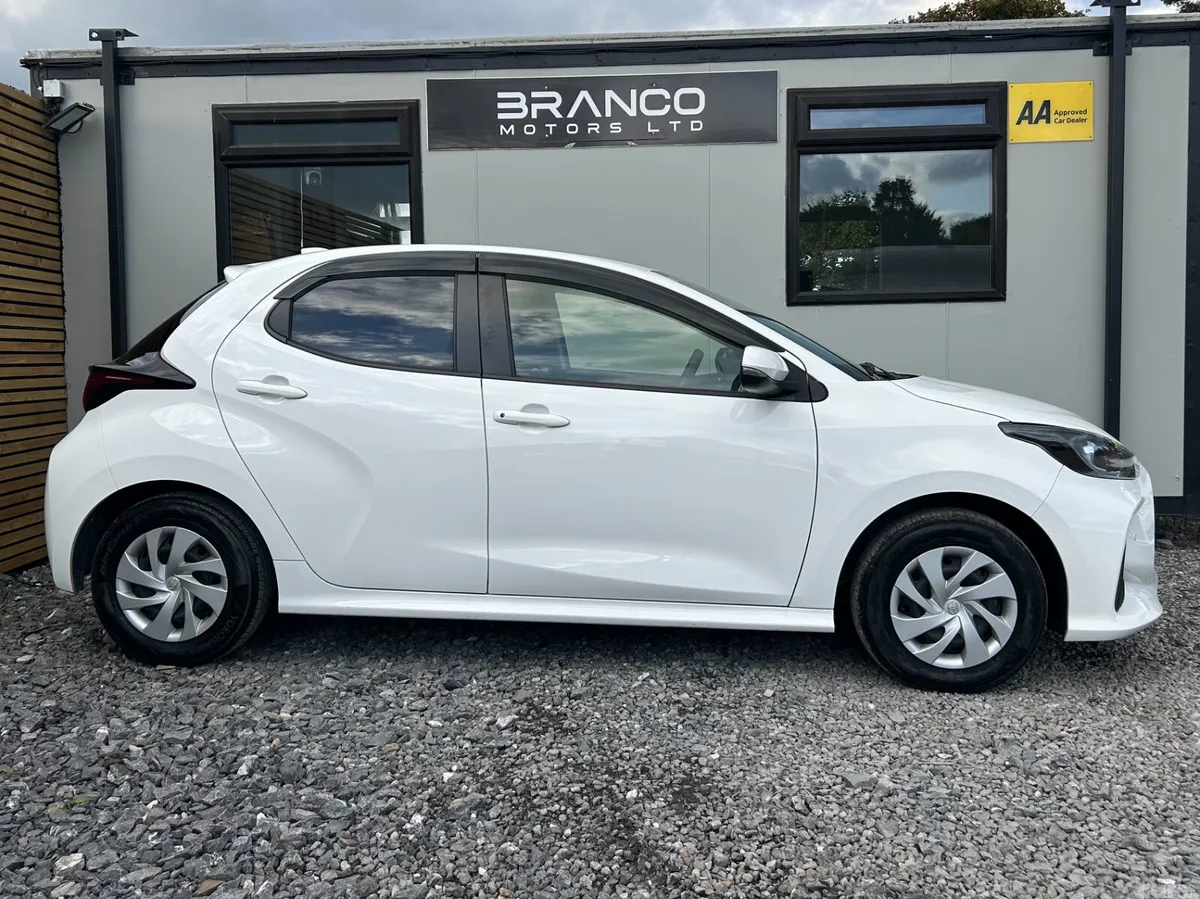 Toyota Yaris Hatchback, Petrol Hybrid, 2021, White