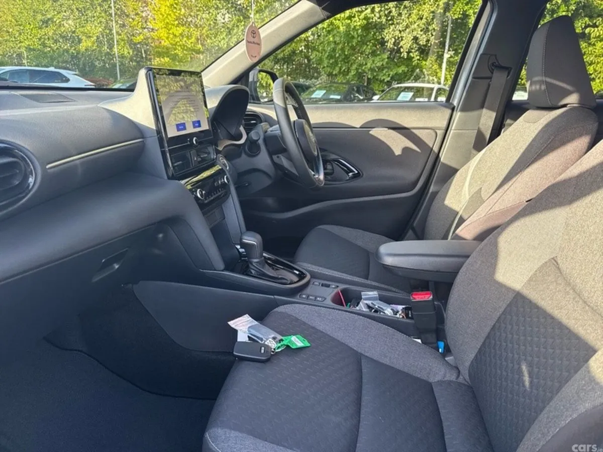 Toyota Yaris Cross Hatchback, Petrol Hybrid, 2026, Grey