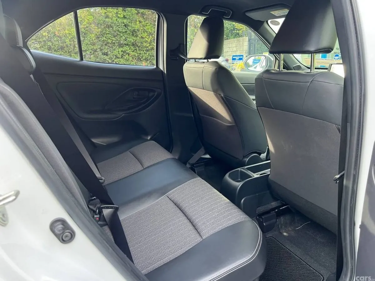 Toyota Yaris Cross Hatchback, Petrol Hybrid, 2022, White