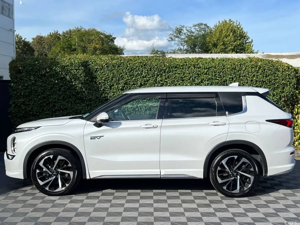Mitsubishi Outlander SUV, Petrol Hybrid, 2022, White