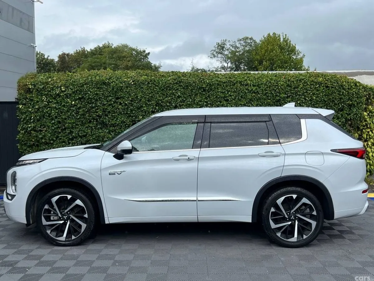 Mitsubishi Outlander SUV, Petrol Hybrid, 2022, White