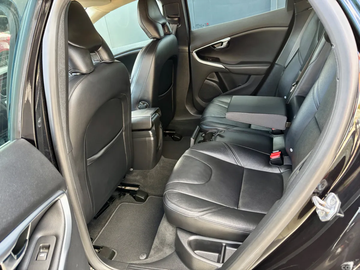 Volvo V40 Hatchback, Diesel, 2015, Black