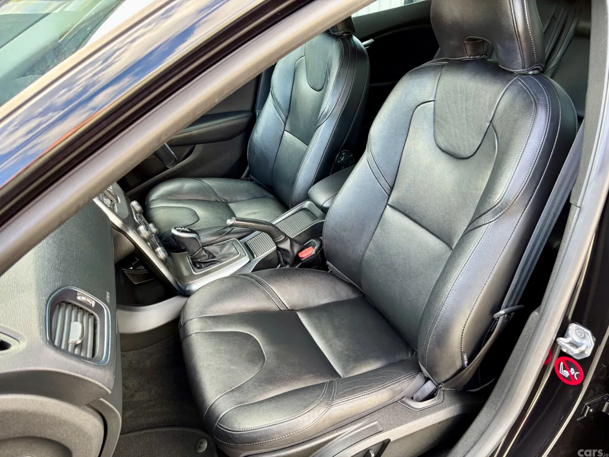 Volvo V40 Hatchback, Diesel, 2015, Black