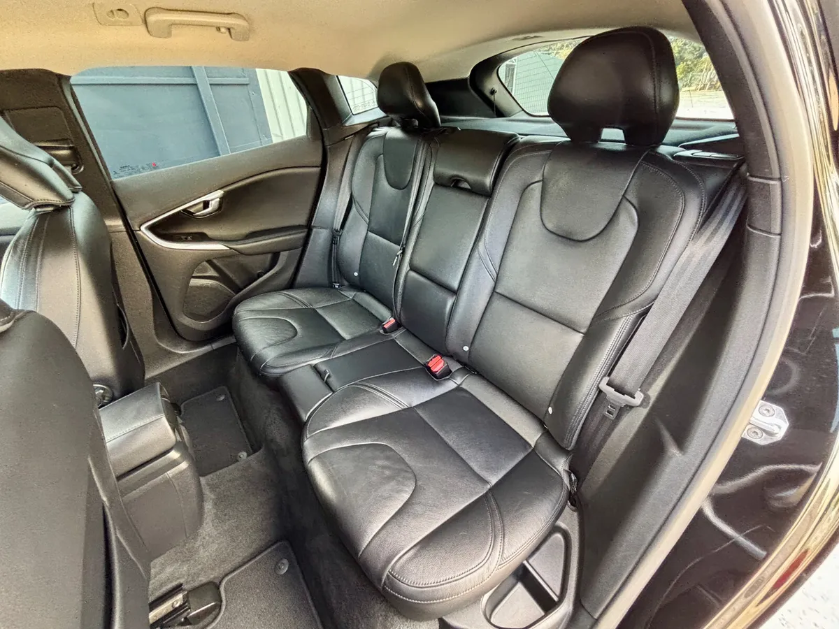Volvo V40 Hatchback, Diesel, 2015, Black
