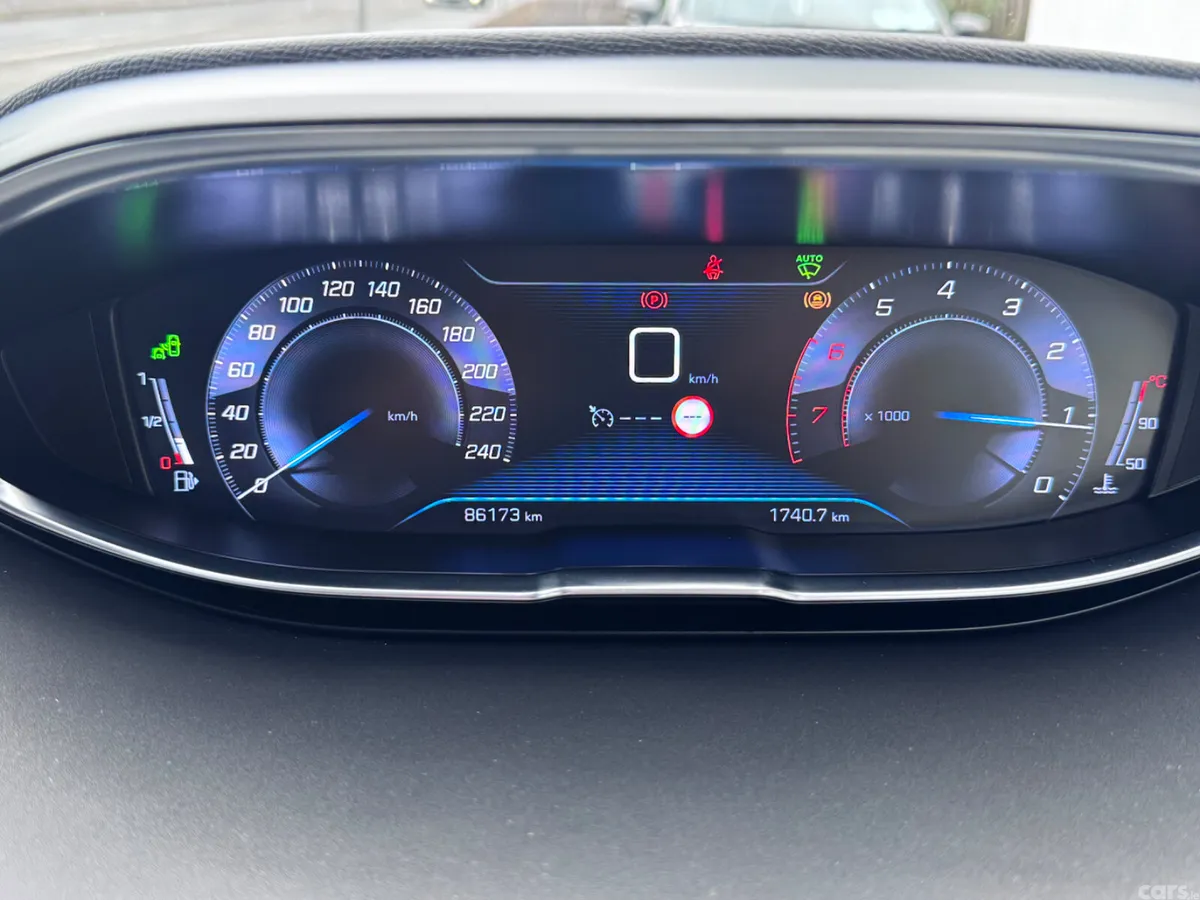 Peugeot 5008 MPV, Petrol, 2019, Grey