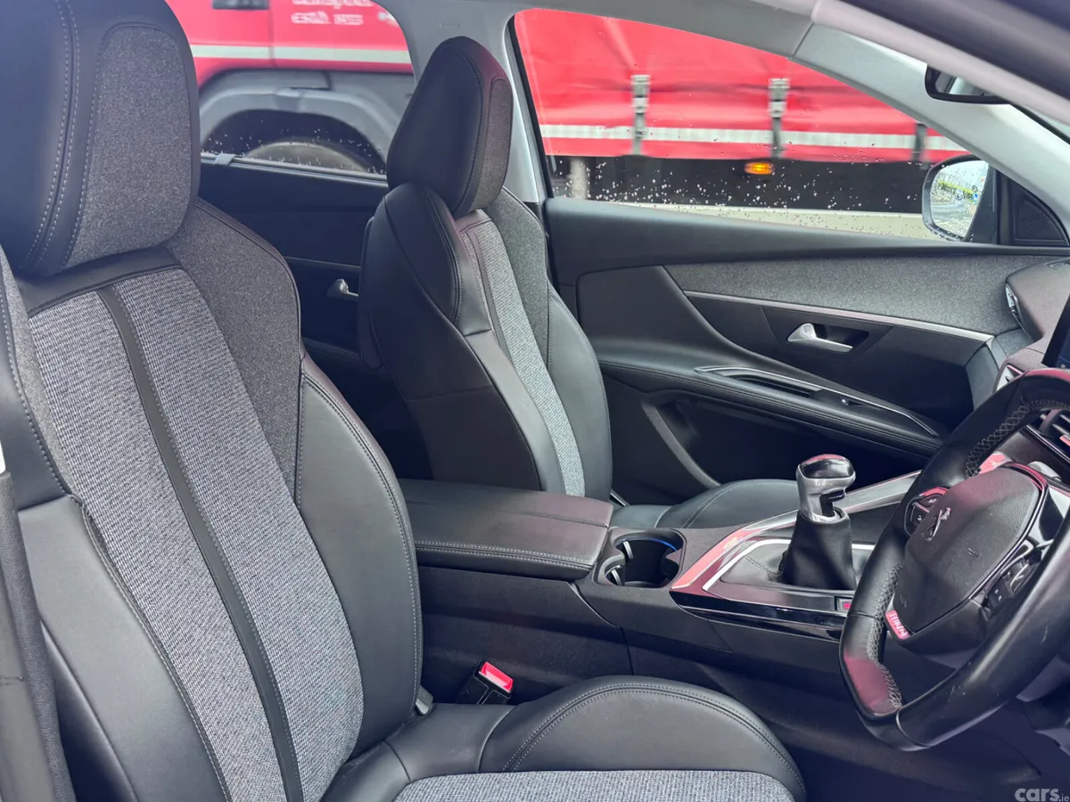 Peugeot 5008 MPV, Petrol, 2019, Grey