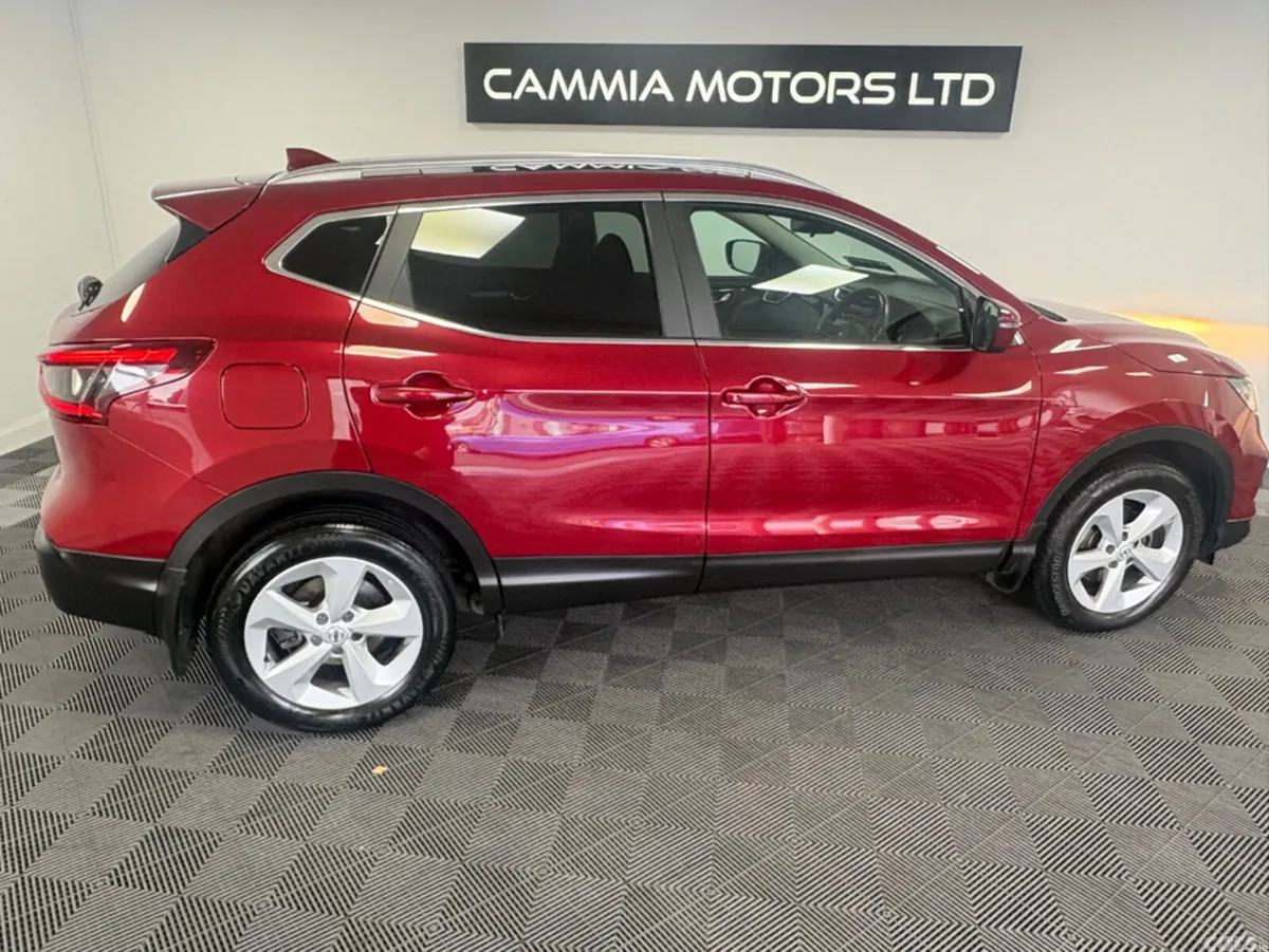 Nissan Qashqai MPV, Petrol, 2018, Red