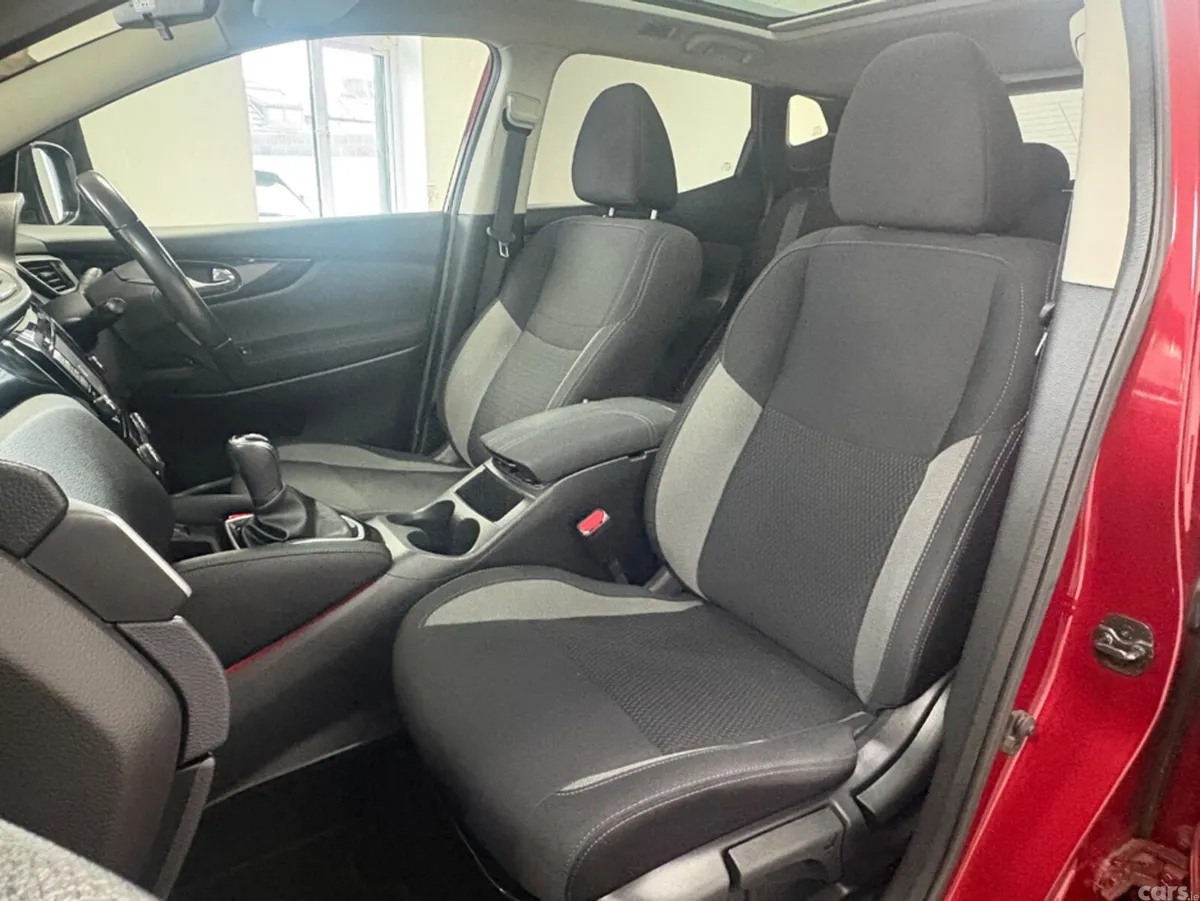 Nissan Qashqai MPV, Petrol, 2018, Red