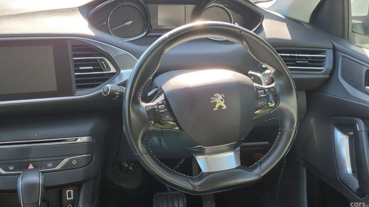 Peugeot 308 Hatchback, Diesel, 2017, White