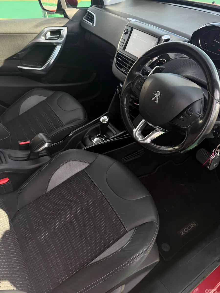Peugeot 2008 Hatchback, Petrol, 2017, Red