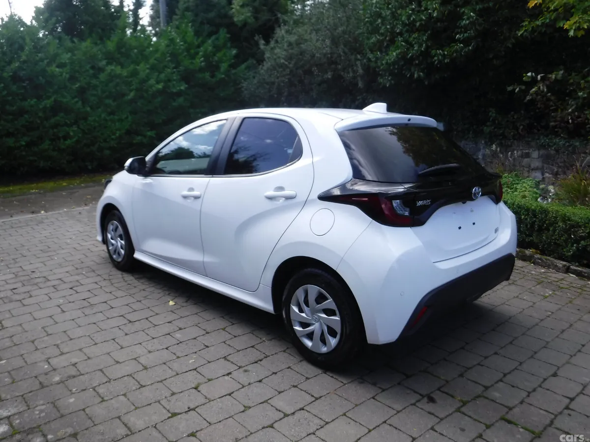 Toyota Yaris Hatchback, Petrol Hybrid, 2021, White
