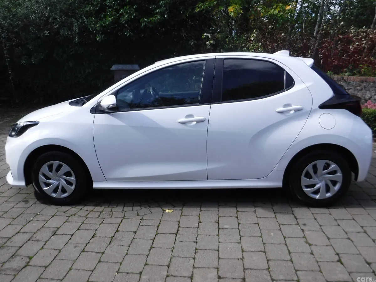 Toyota Yaris Hatchback, Petrol Hybrid, 2021, White