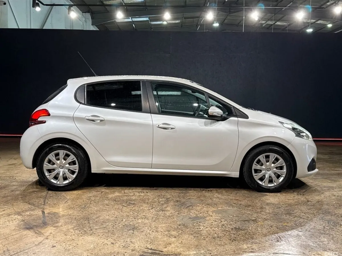 Peugeot 208 Hatchback, Petrol, 2017, White