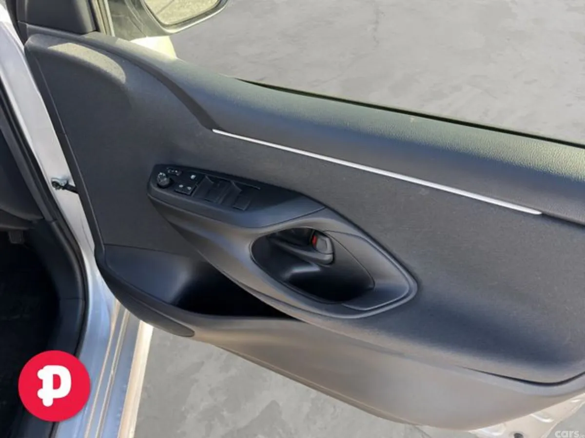 Toyota Yaris Hatchback, Petrol Hybrid, 2022, Silver