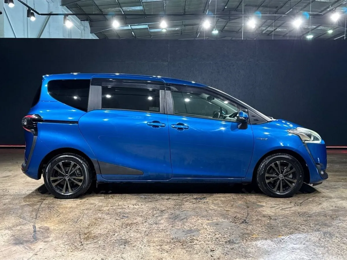 Toyota Sienta MPV, Petrol Hybrid, 2017, Blue