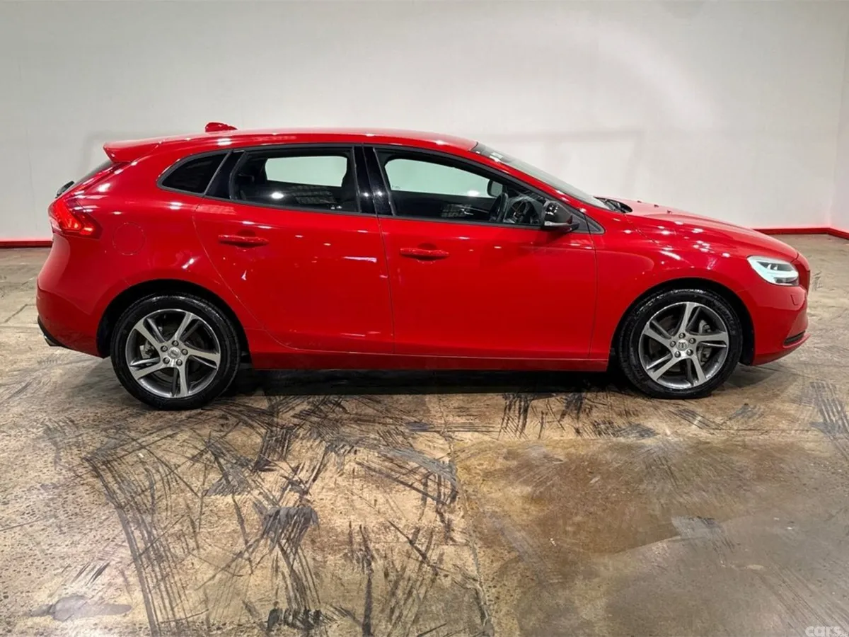 Volvo V40 Hatchback, Petrol, 2019, Red