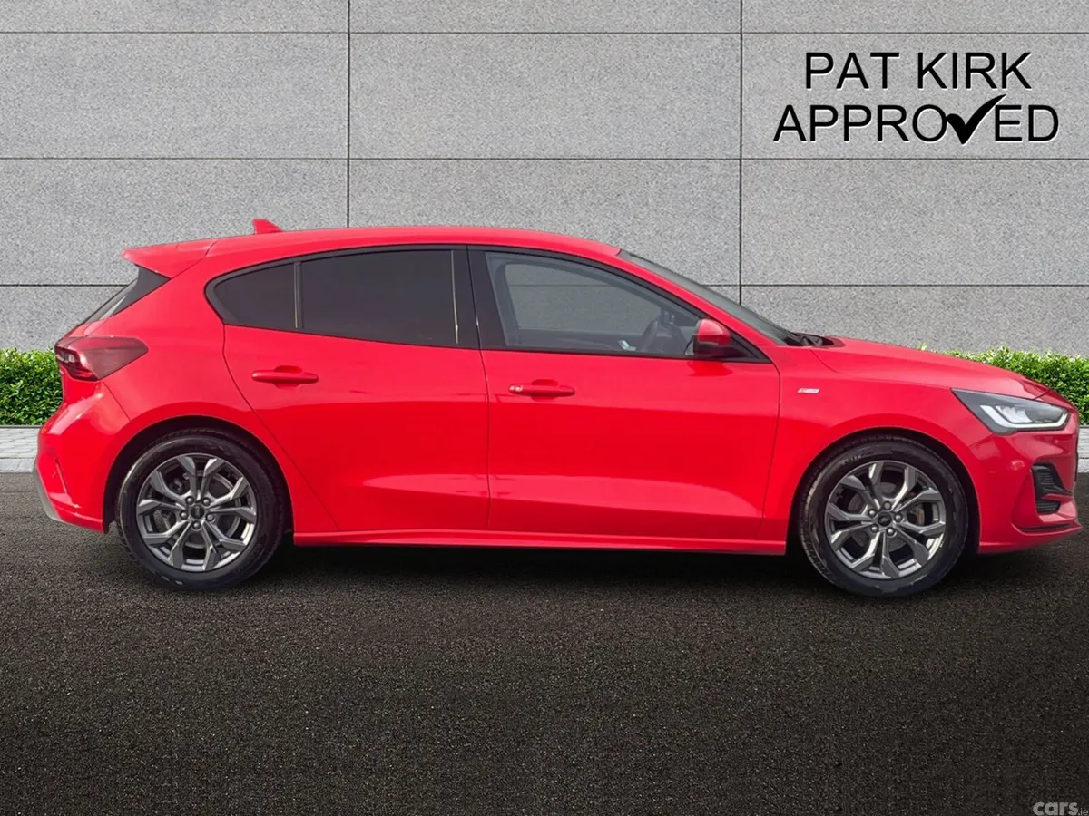 Ford Focus Hatchback, Petrol, 2023, Red