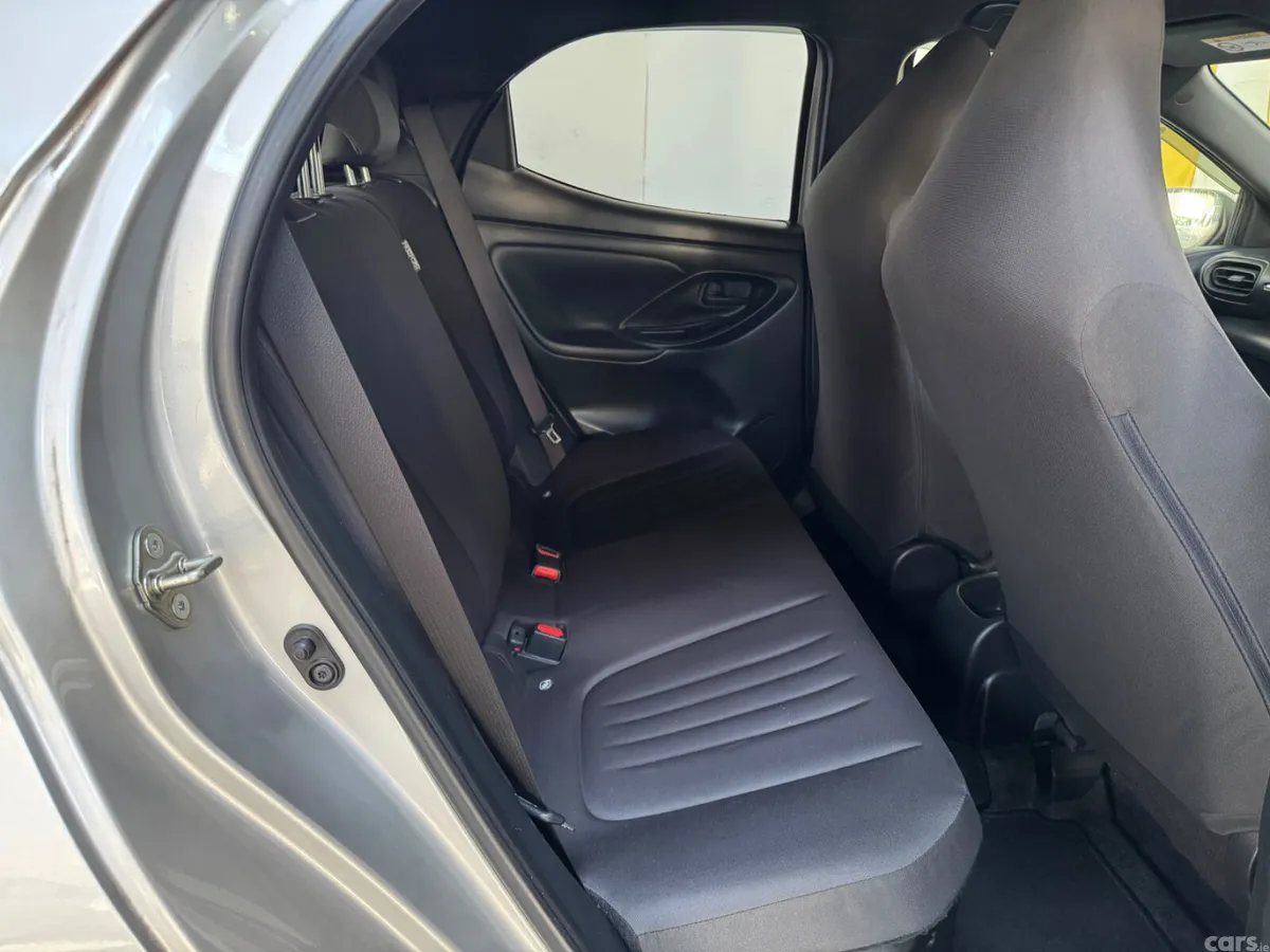 Toyota Yaris Hatchback, Petrol Hybrid, 2021, Silver