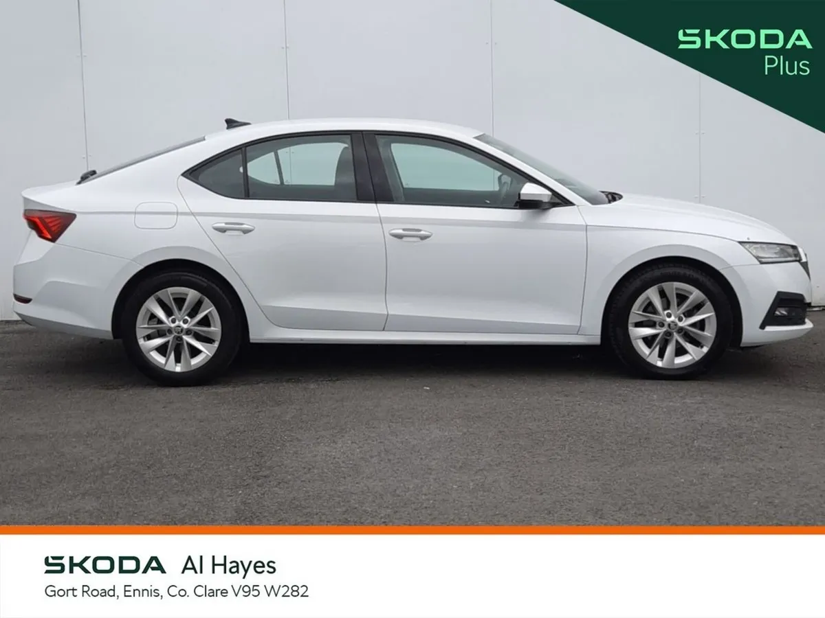 Skoda Octavia Saloon, Diesel, 2023, White