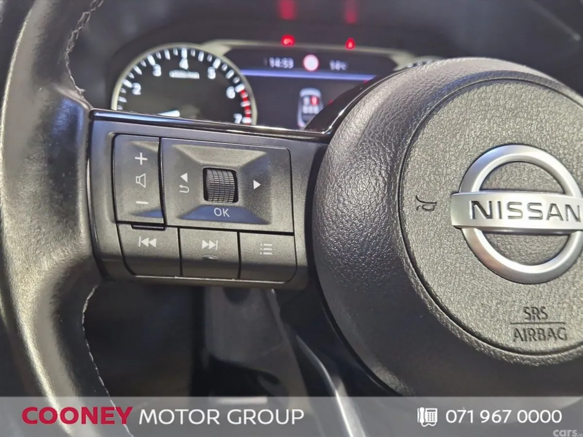 Nissan Qashqai MPV, Petrol, 2021, Red