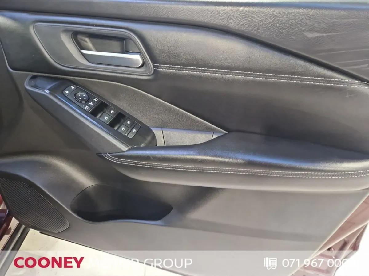 Nissan Qashqai MPV, Petrol, 2021, Red