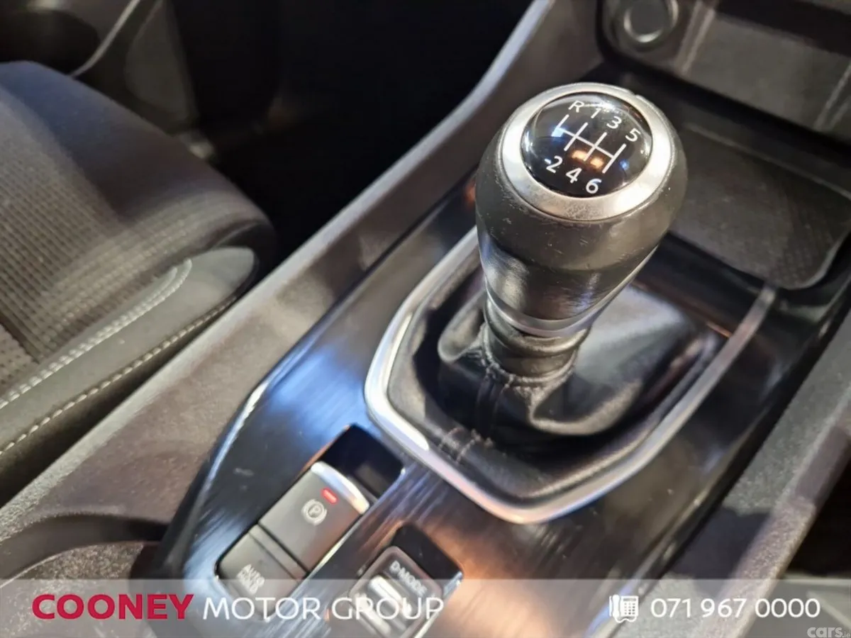 Nissan Qashqai MPV, Petrol, 2021, Red