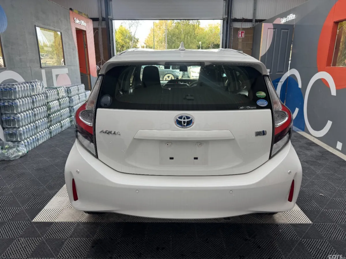 Toyota Aqua Hatchback, Petrol Hybrid, 2021, White