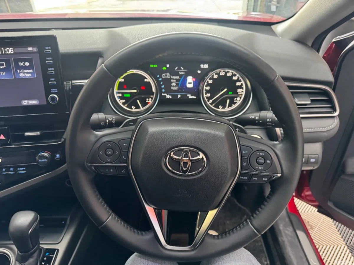 Toyota Camry Saloon, Petrol, 2023, Red