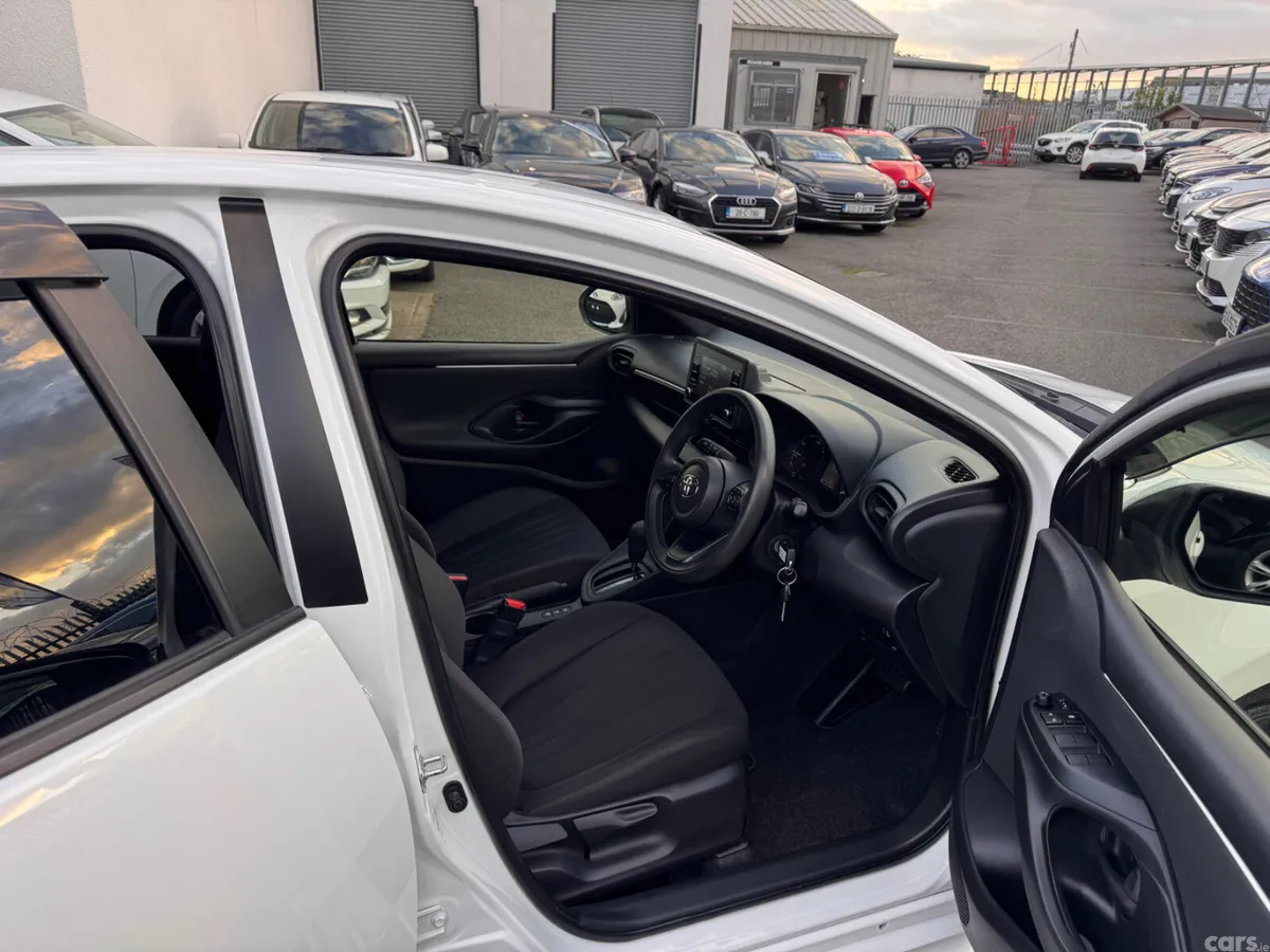 Toyota Yaris Hatchback, Petrol Hybrid, 2021, White