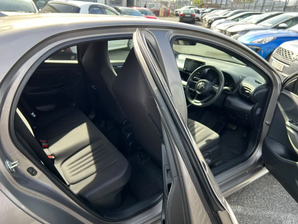 Toyota Yaris Hatchback, Petrol Hybrid, 2021, Grey