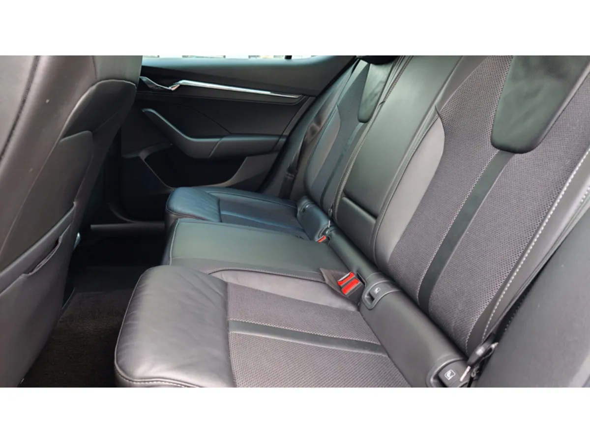 Skoda Octavia Saloon, Diesel, 2023, Grey