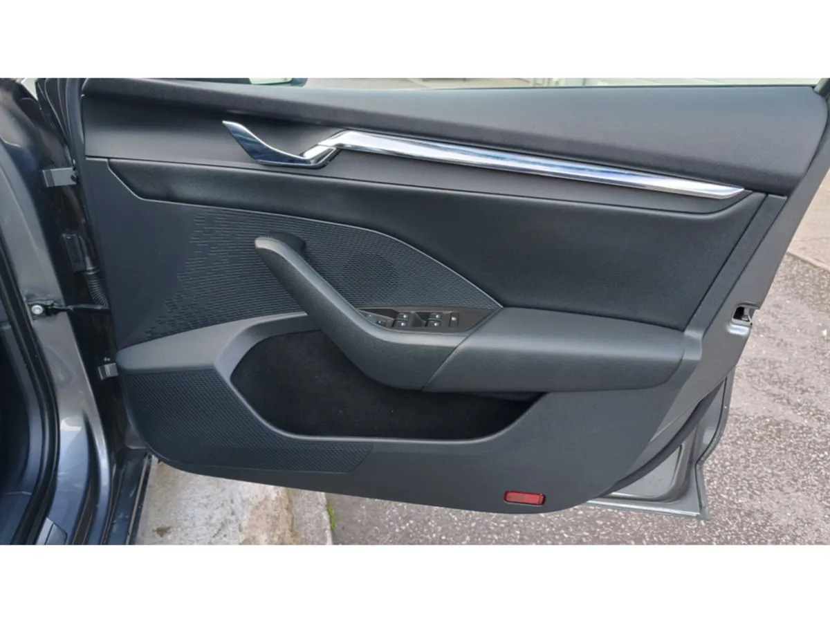 Skoda Octavia Saloon, Diesel, 2023, Grey