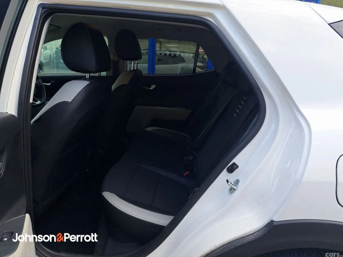 Kia Stonic Estate, Petrol Hybrid, 2026, White