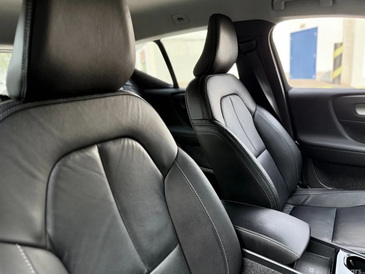 Volvo XC40 SUV, Petrol Hybrid, 2022, Grey